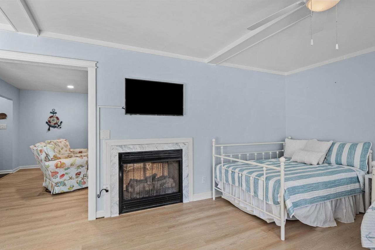 The Blue Lagoon Pine Knoll Shores Extérieur photo